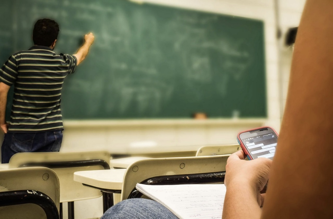 Volledig smartphoneverbod leidt niet vanzelf tot beter welzijn of minder pesten onder leerlingen