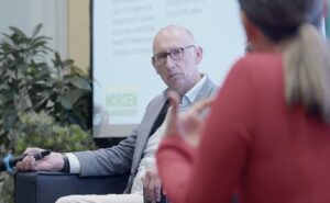 Bezuinigingen van Deetman werken nog steeds door in het Nederlandse onderwijs, waarschuwt Maastrichtse hoogleraar in Suriname