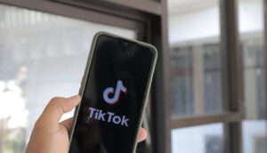 Scholieren willen minder op hun telefoon, maar hun hele sociale leven zit erin