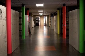 Meisjes krijgen in Nederland hogere taalcijfers dan jongens, zonder dat taalvaardigheid het verschil verklaart