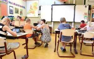 Wie dichter bij een klasgenoot zit, gaat diegene aardiger vinden